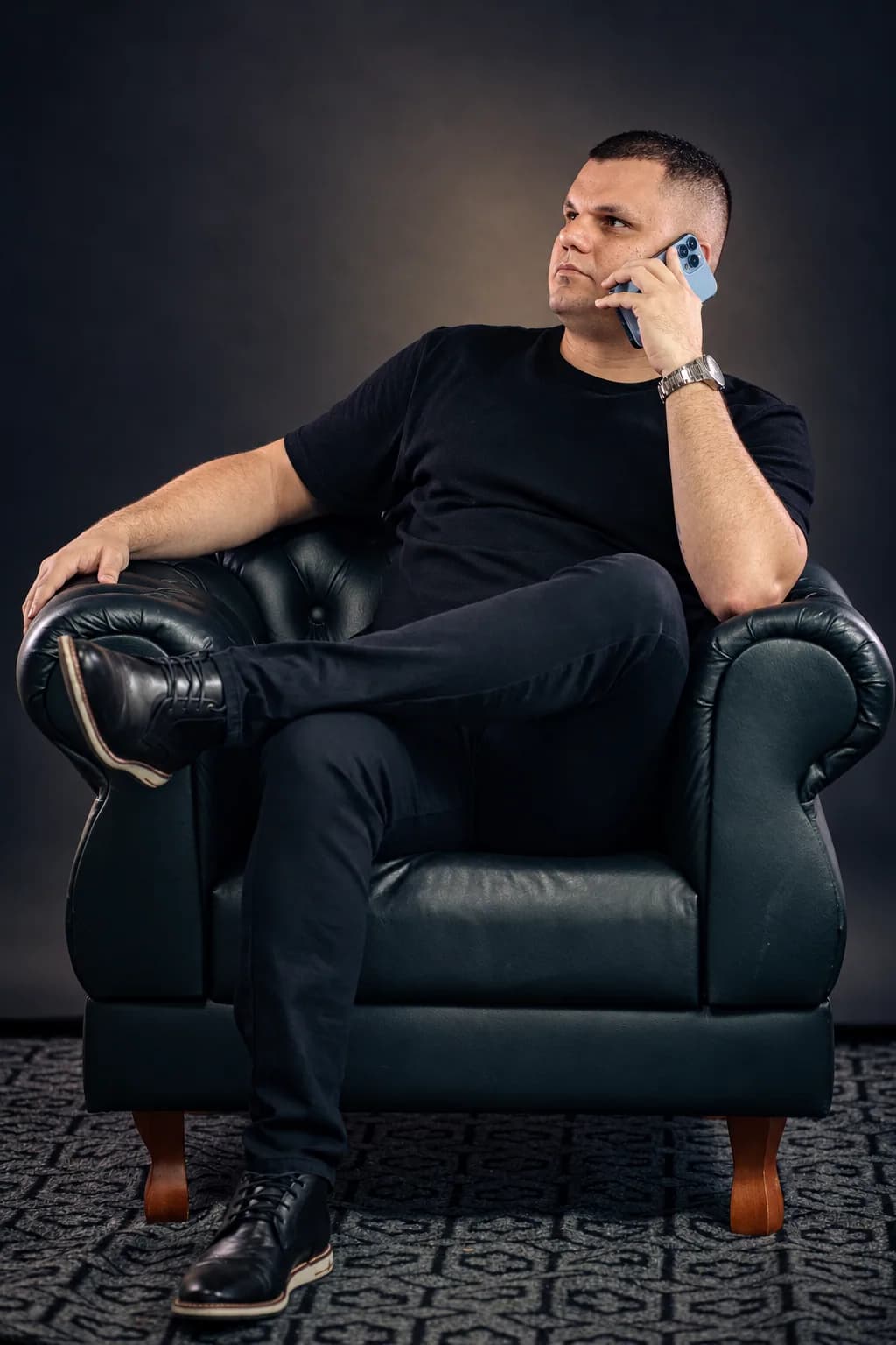 Thiago Martins ao telefone com um cliente
